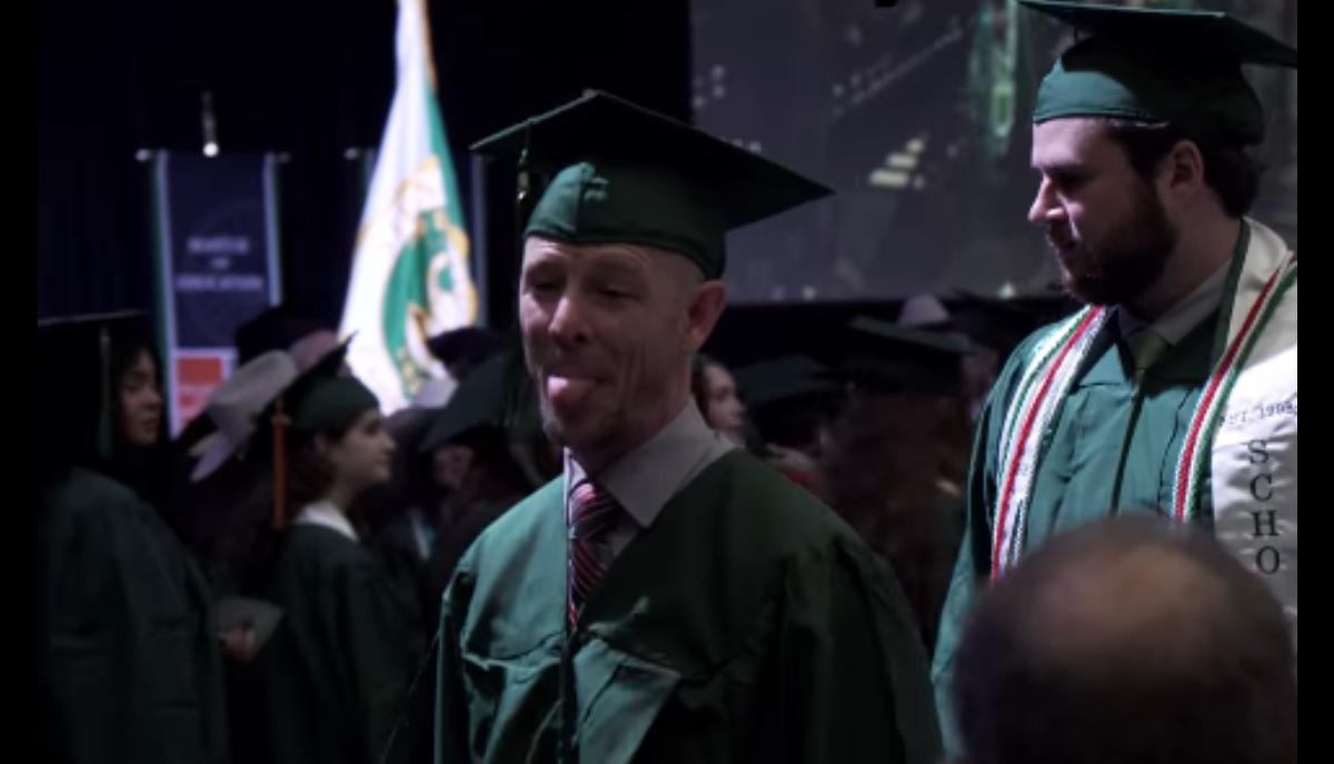 A 44 anni si laurea e fa la linguaccia al figlio: il video che smonta l’ansia di essere “in ritardo”