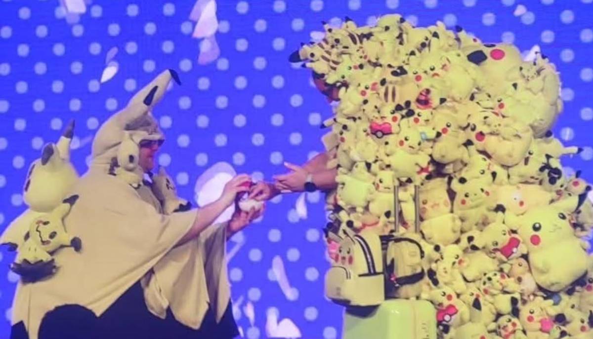 Si presenta al MomoCon sommersa di Pikachu e riceve una proposta di matrimonio