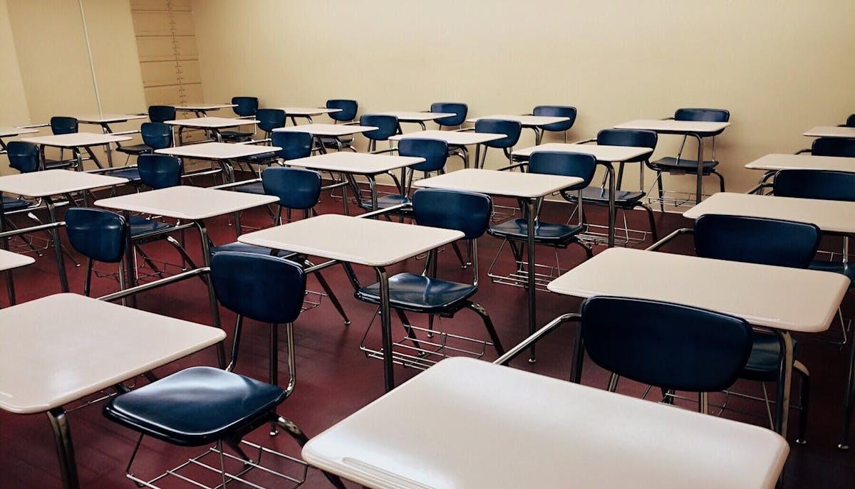 Piove in classe e lo studente fotografa il soffitto: punito con un provvedimento disciplinare