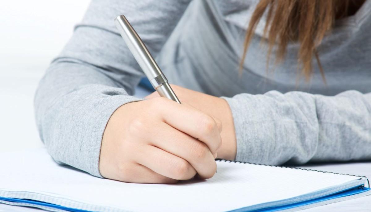Studentessa scrive tesina terza media