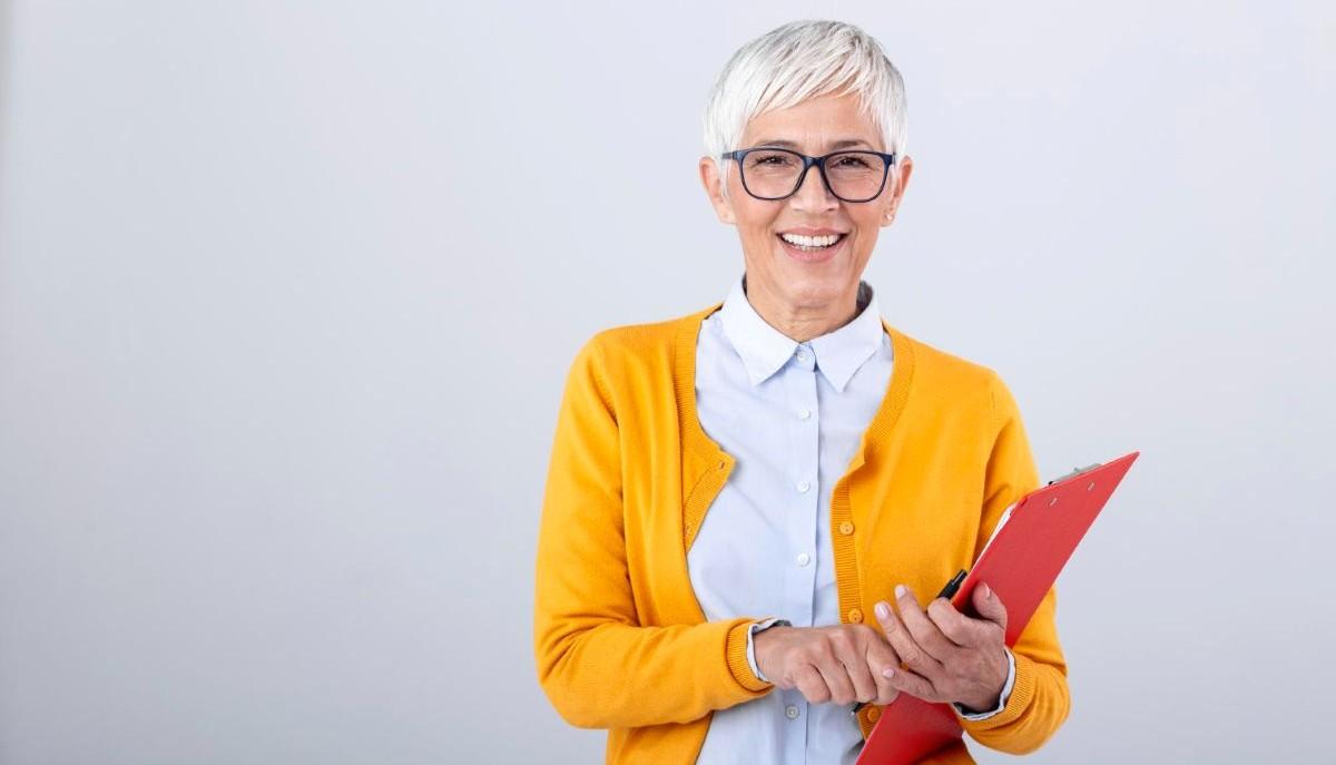 Professoressa con registro in mano