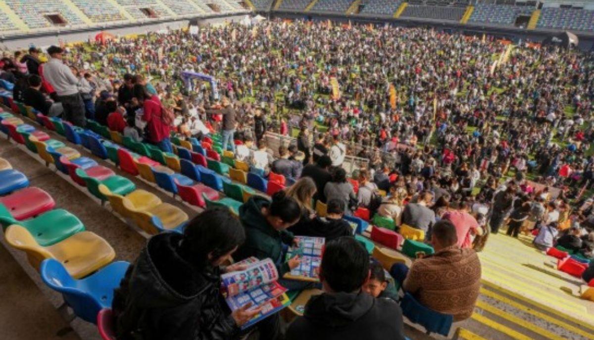 Follia Panini in Cile: 8mila collezionisti invadono lo stadio per lo scambio di figurine