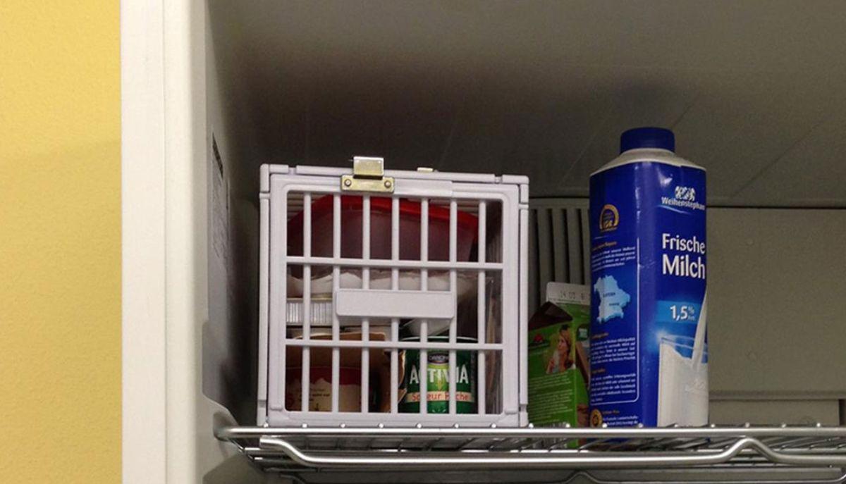 Coinquilino protegge il suo cibo in frigo con... la cassaforte
