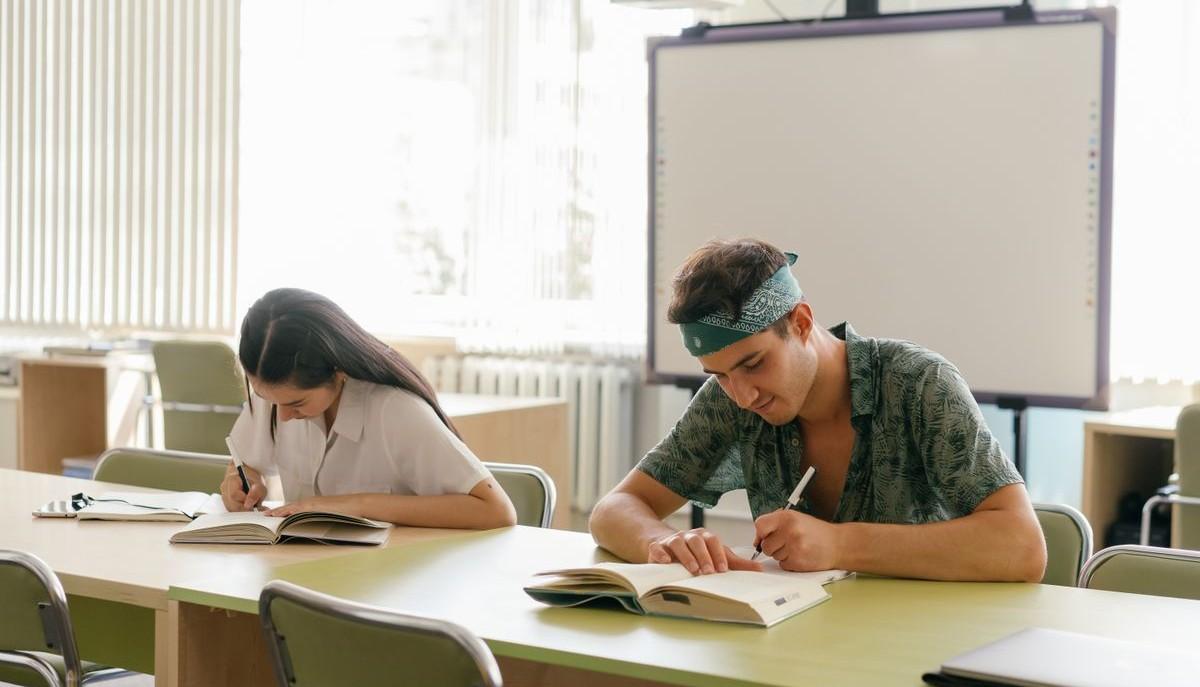 Studenti studiano al banco