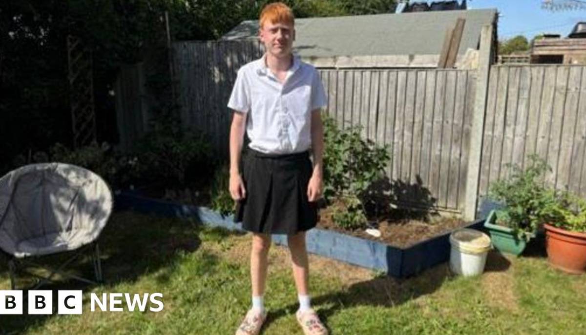 Fa troppo caldo a scuola, il regolamento vieta i pantaloncini e lui usa la gonna