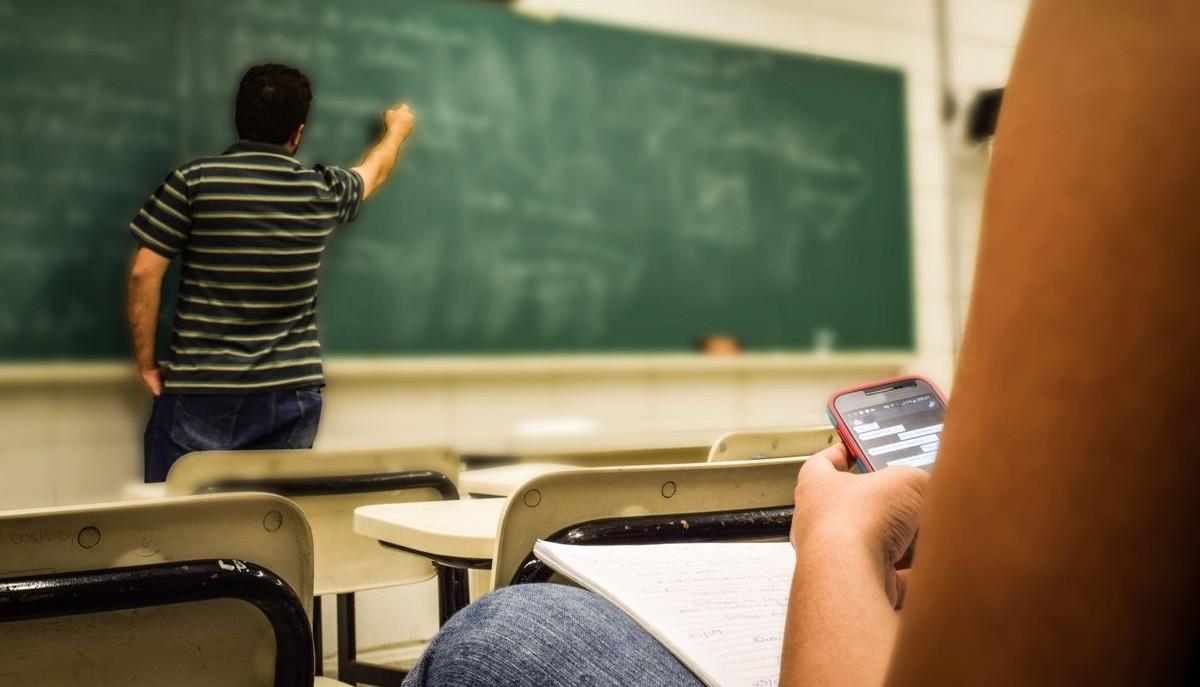 Sorpreso con il cellulare alla Maturità 2026: studente escluso dalle prove e bocciato a La Spezia