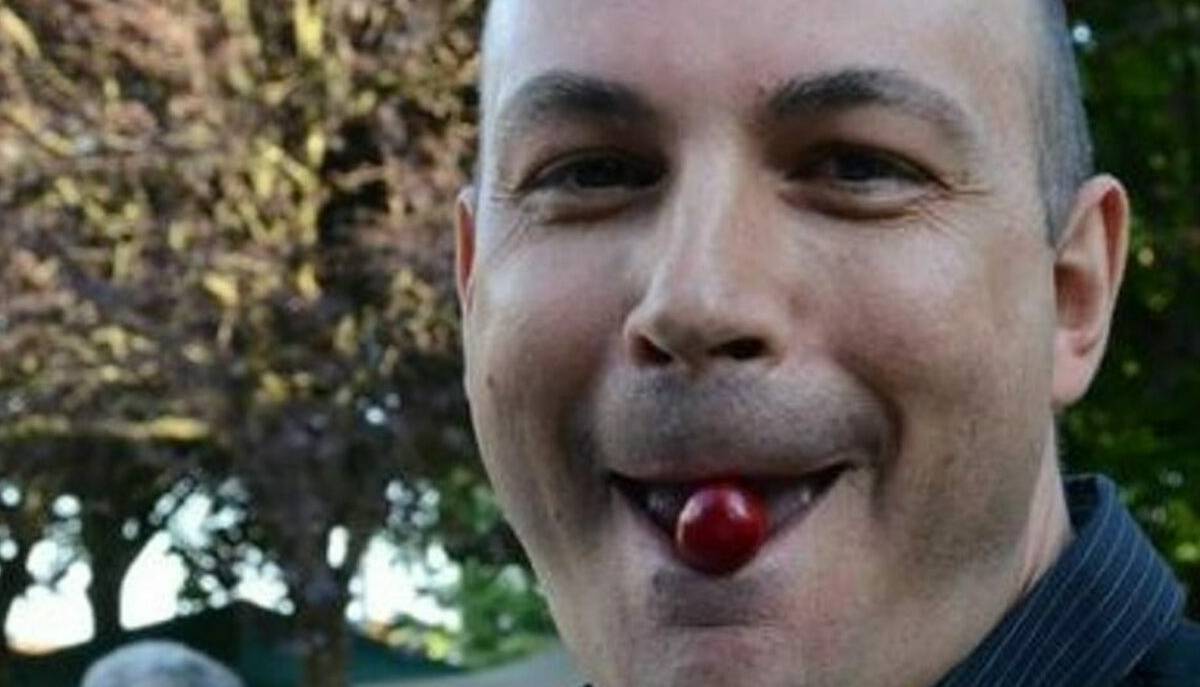 A Celleno torna il Campionato di sputo del nocciolo: la gara più folle della Tuscia diventa anche scientifica