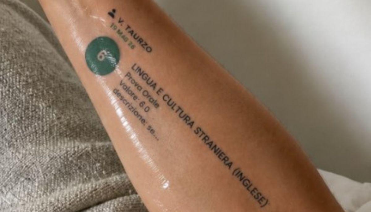 Prende 6 a inglese e se lo tatua (non permanente speriamo) sul braccio