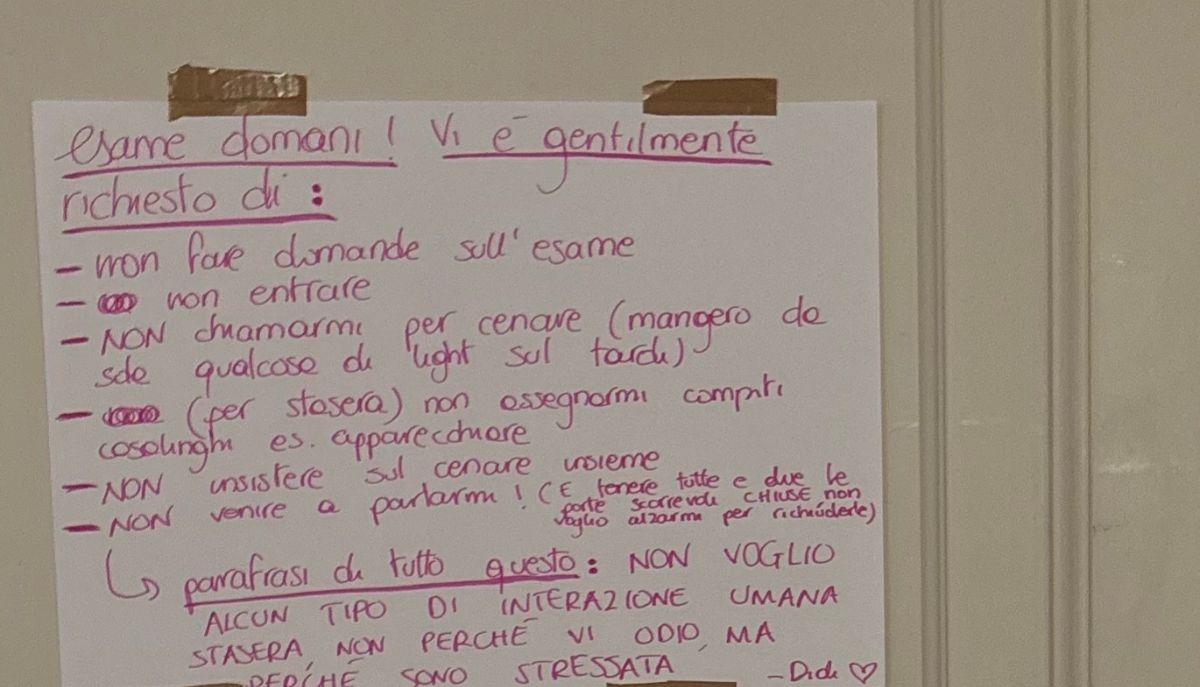 "Non parlatemi, ho un esame domani": il cartello virale con le regole pre-esame che sta facendo impazzire gli studenti
