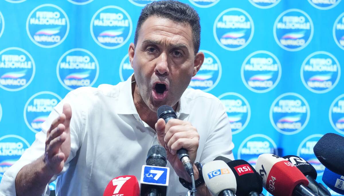 Vacanze estive più brevi e studenti al lavoro: la proposta di Vannacci sulla scuola