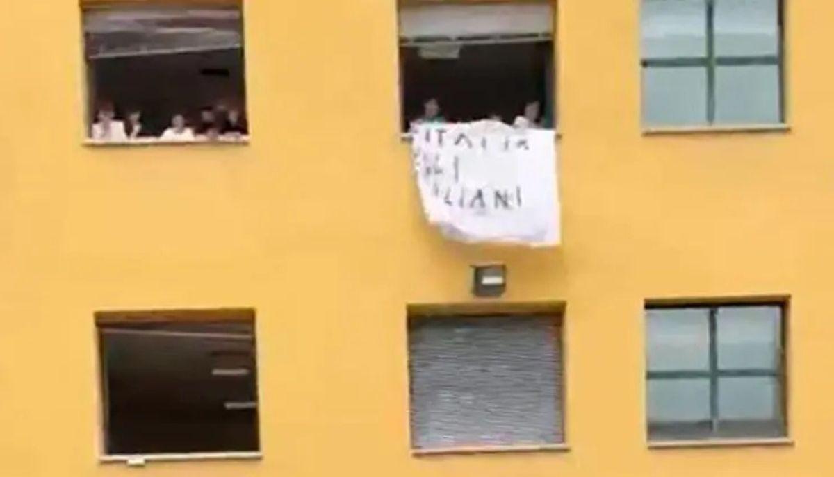 Striscione a scuola e 6 in condotta a due maturandi: cosa è successo a Cesena