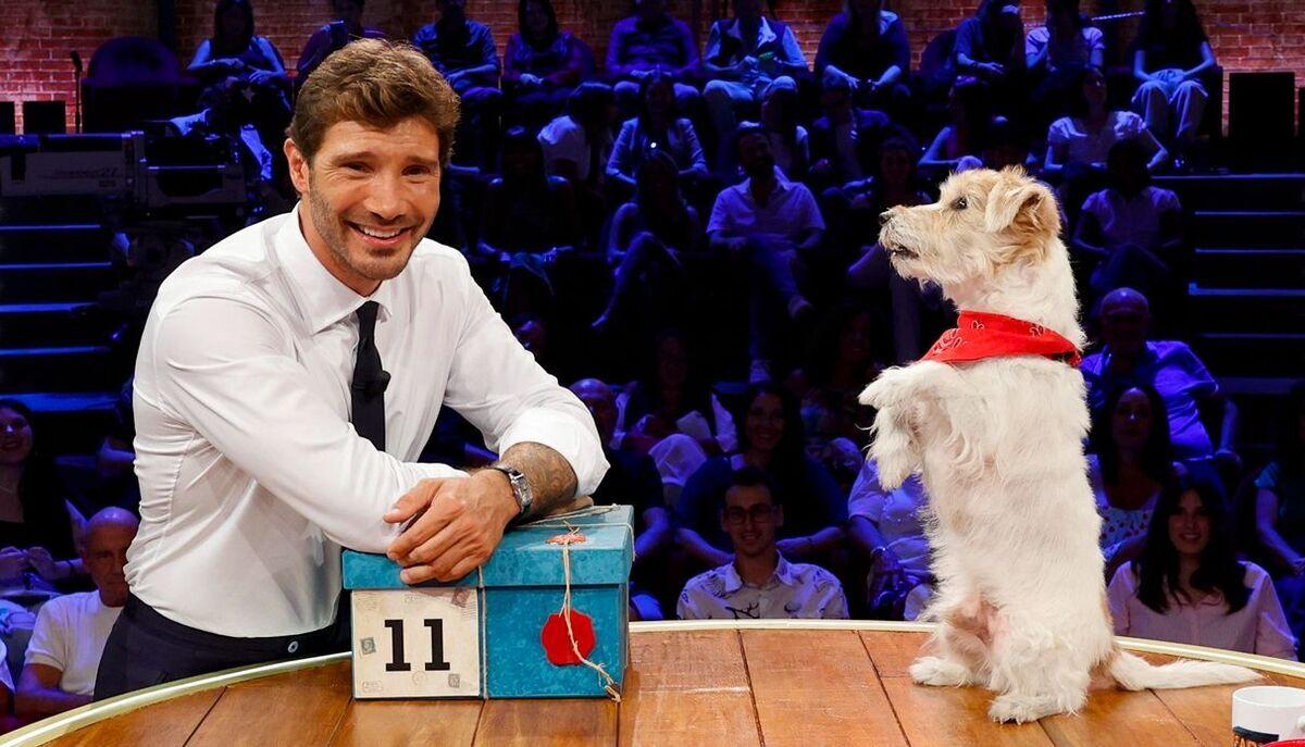 Affari Tuoi trasloca a Milano: le novità e l'addio a Gennarino. Confermato Stefano De Martino