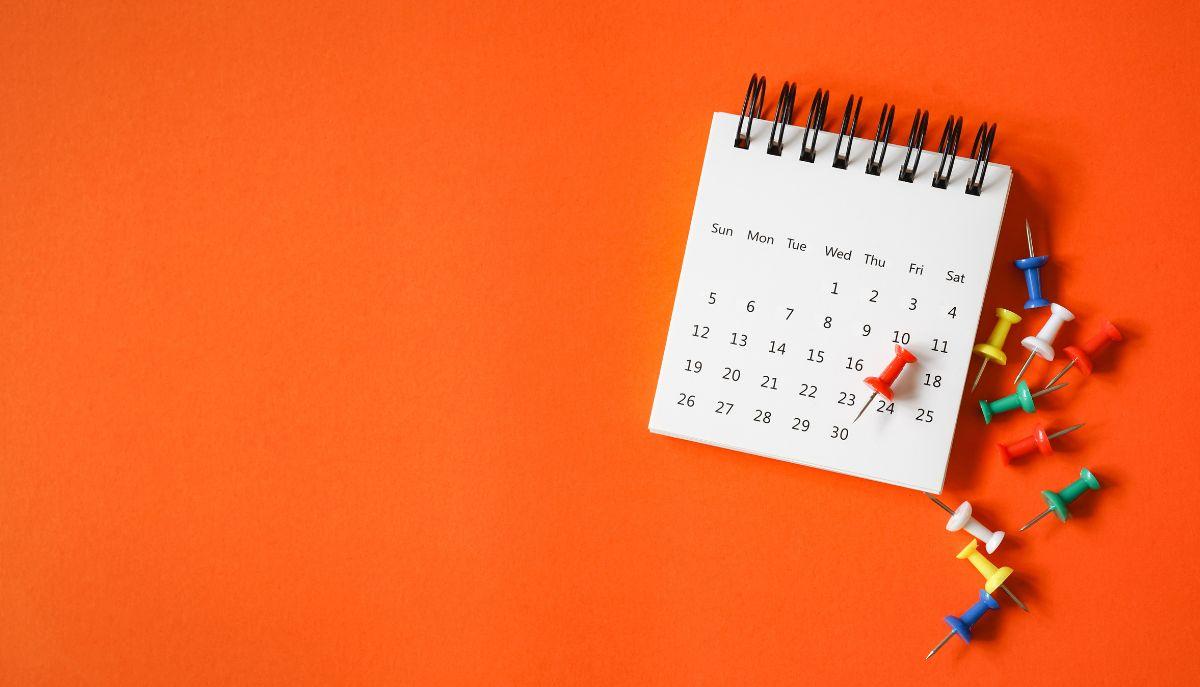 calendario su sfondo arancione