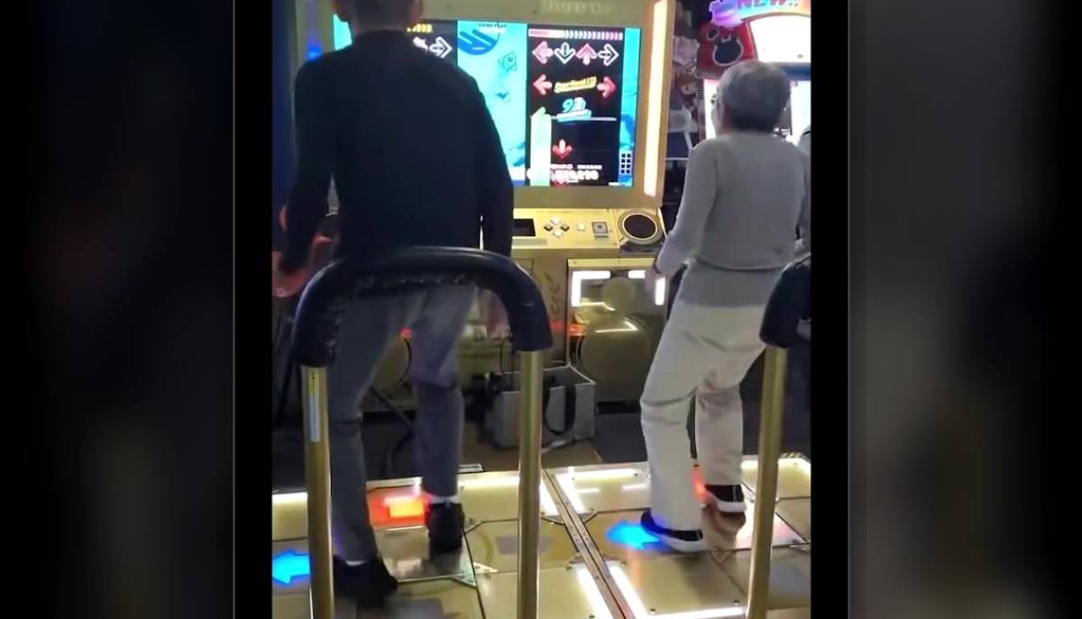 A 86 anni giocano a Dance Dance Revolution: la coppia conquista il web