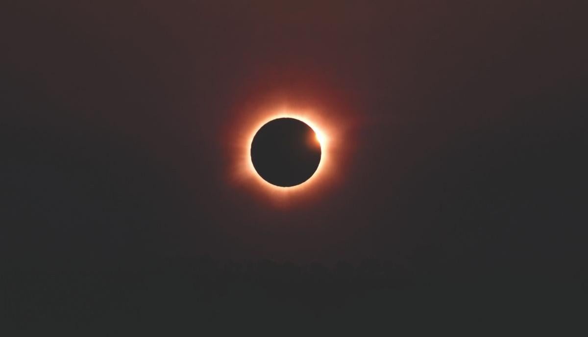 Il Sole diventerà nero: come e dove vedere l'eclissi di Ferragosto senza rischi