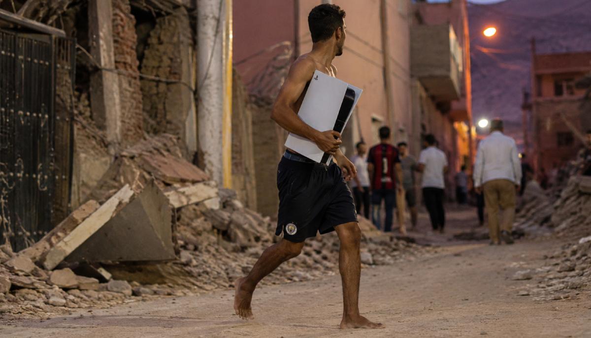 Terremoto in Marocco, scappa di casa con la PS5 tra le braccia: la foto virale