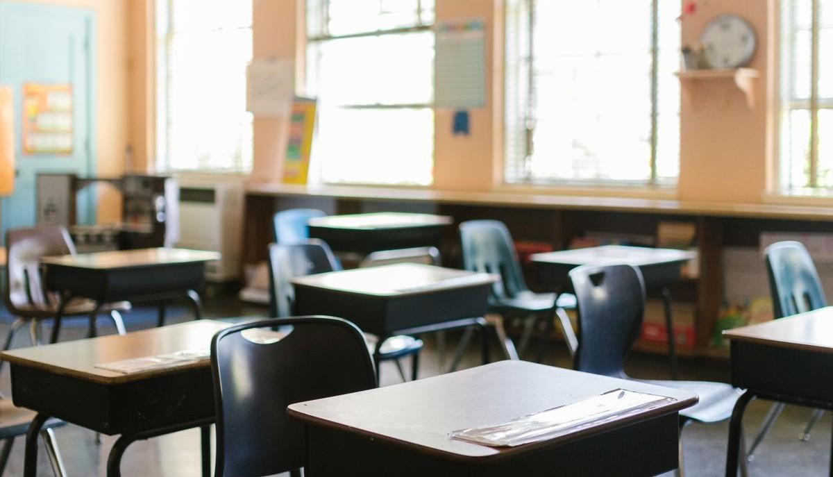 Aula scuola serale vuota