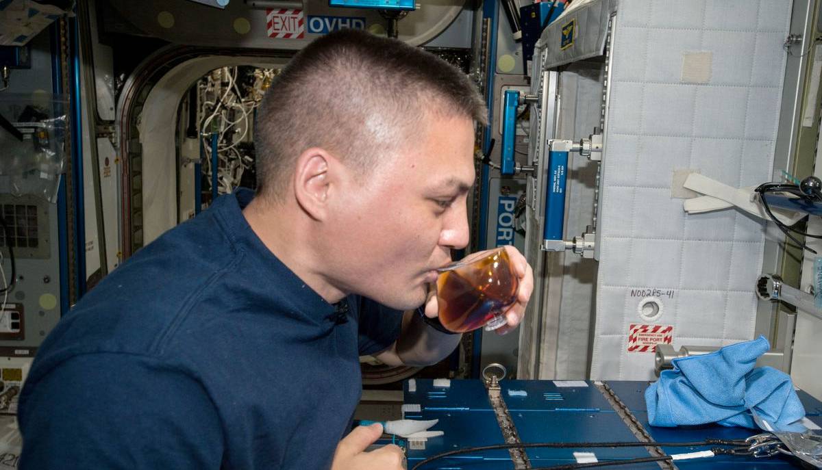 La NASA ha inventato una tazza per bere il caffè a gravità zero: ecco come funziona la “space cup”