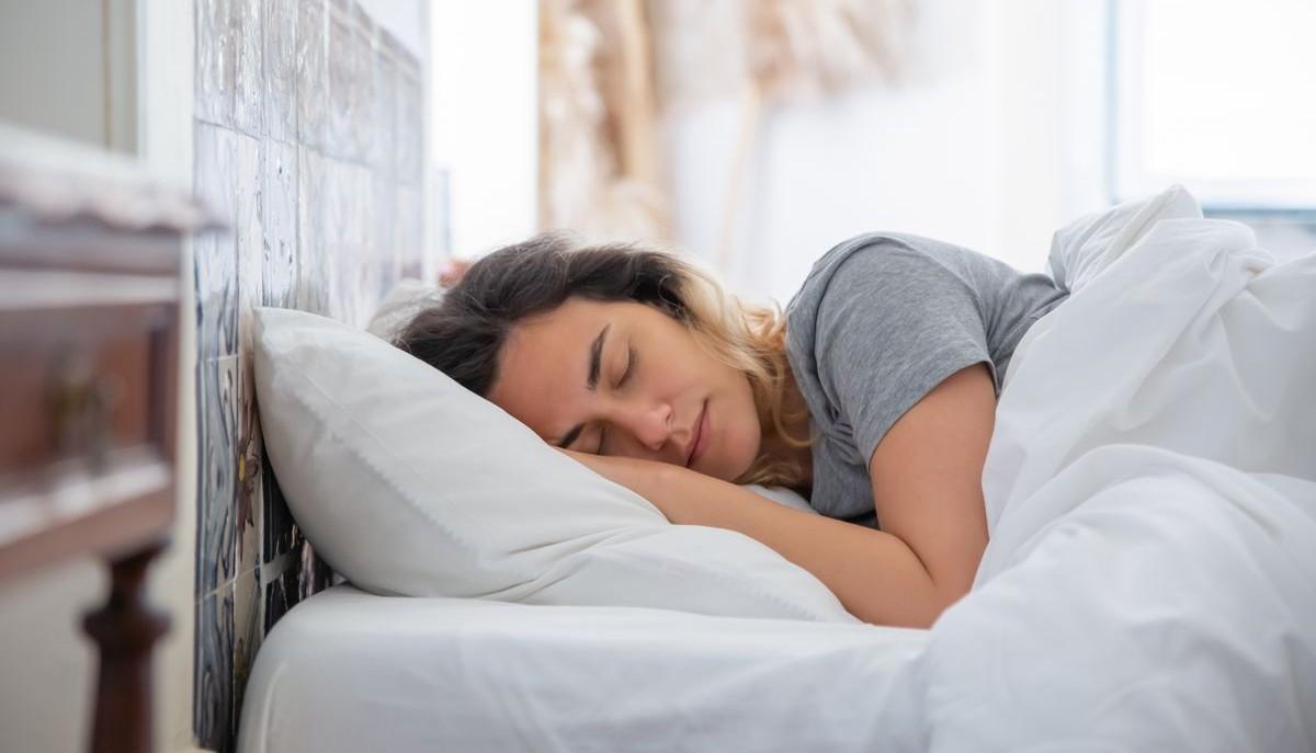 Studentessa che dorme beata