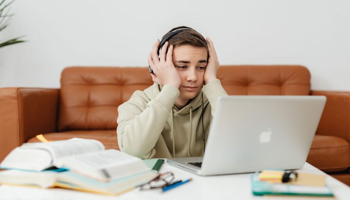 Studente studia disperato al computer