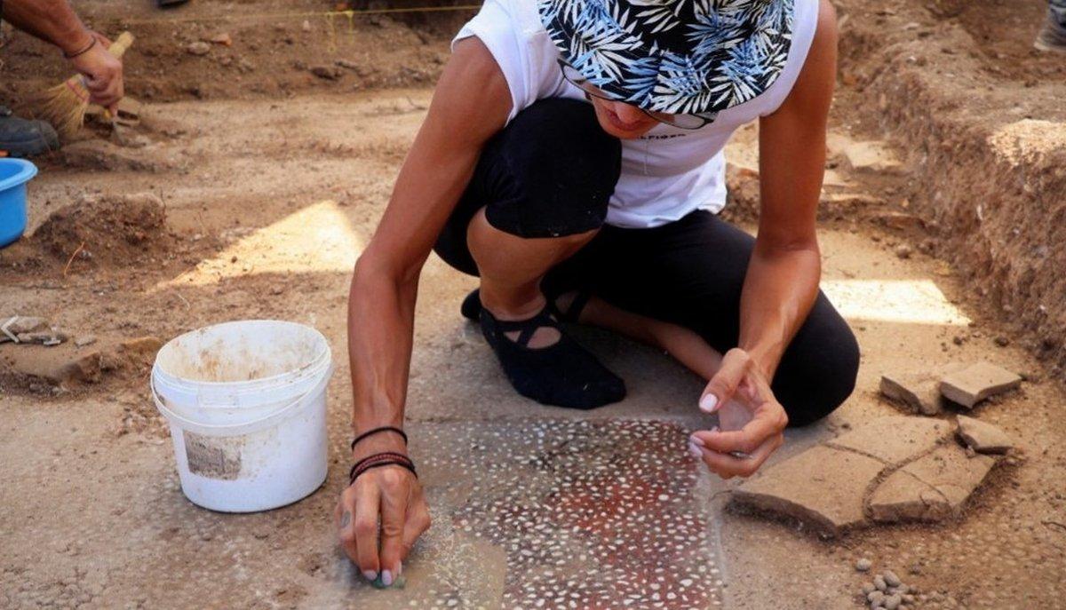 Archeologa mentre lavora