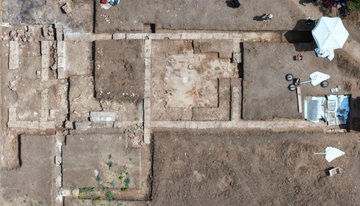 Veduta dall’alto di scavi archeologici con resti di muri e ambienti antichi