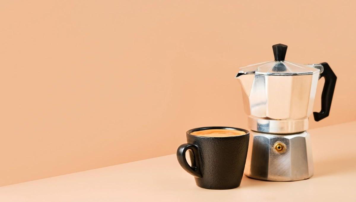 Moca e tazzina di caffè