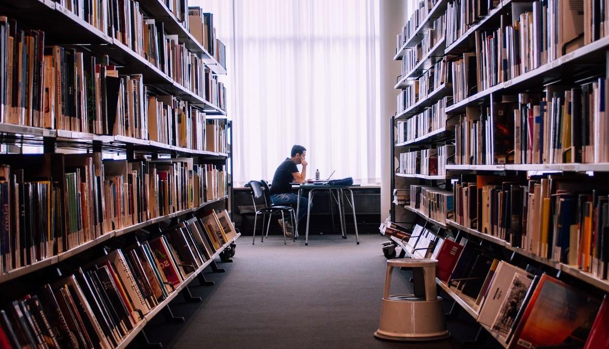 Auguri per l'inizio dell'università: le migliori frasi divertenti e motivazionali per le matricole