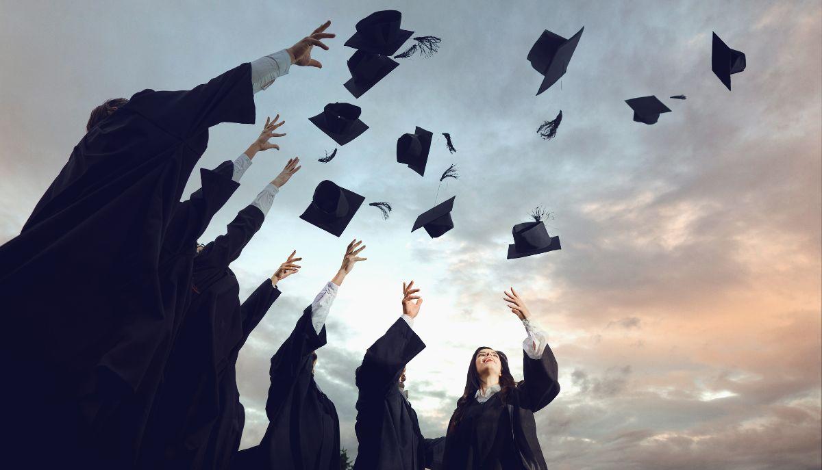 L'età di laurea degli studenti italiani: le materie scientifiche battono tutti in velocità