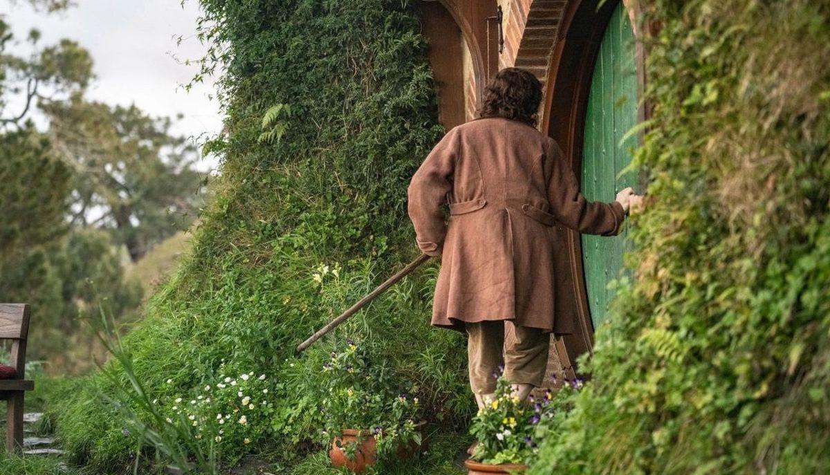 Frodo entra nella casa di Bilbo