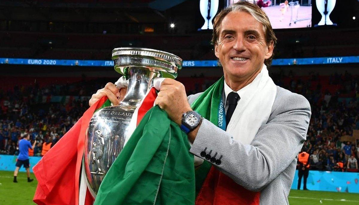 Mancini con la coppa del Campionato europeo UEFA, Euro 2020