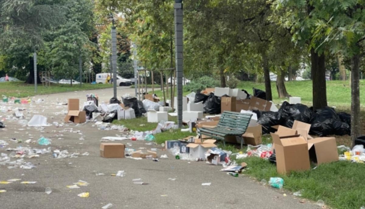 Parco Ravizza sommerso di rifiuti dopo la festa degli studenti: l'università li ammonisce