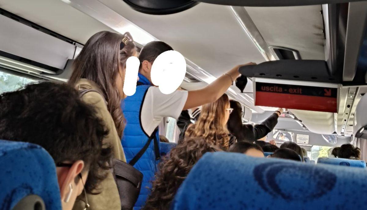 Pullman pieno, segnalazione della studentessa