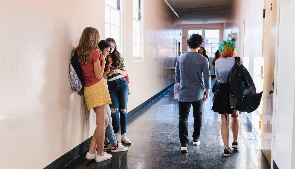 ragazzi nei corridoi di scuola