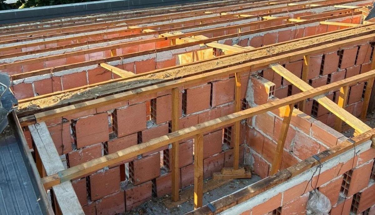 Ladri scoperchiano il tetto di una scuola dell'infanzia per rubare il rame