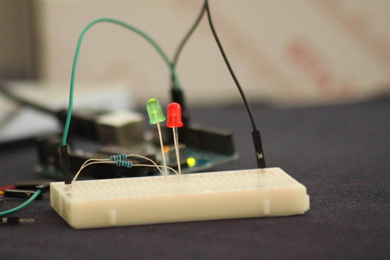 Arduino con LED acceso su breadboard