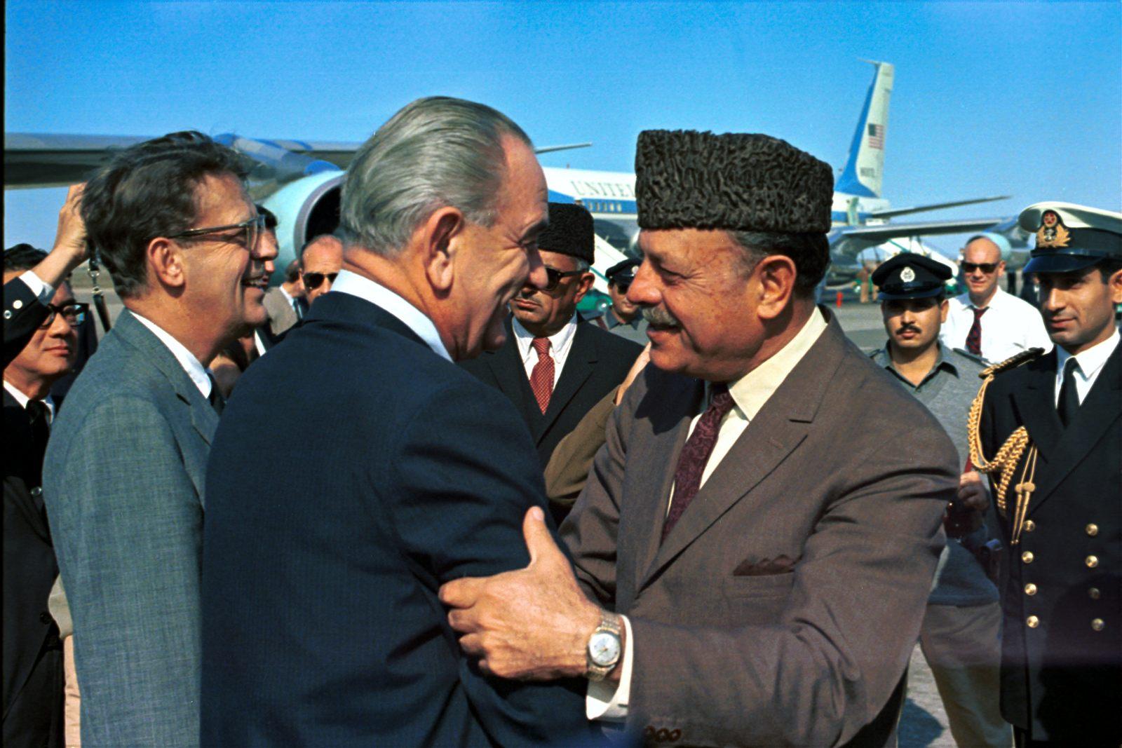 Il presidente pakistano Ayub Khan incontra il presidente americano Lyndon Johnson