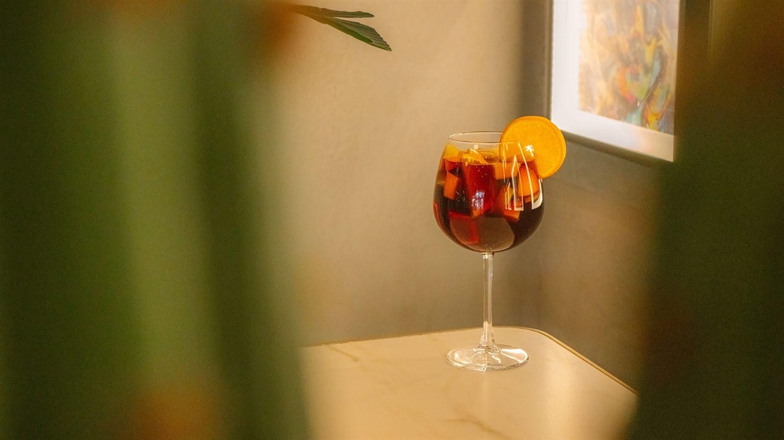 Bicchiere e caraffa di sangria, cocktail tipico spagnolo