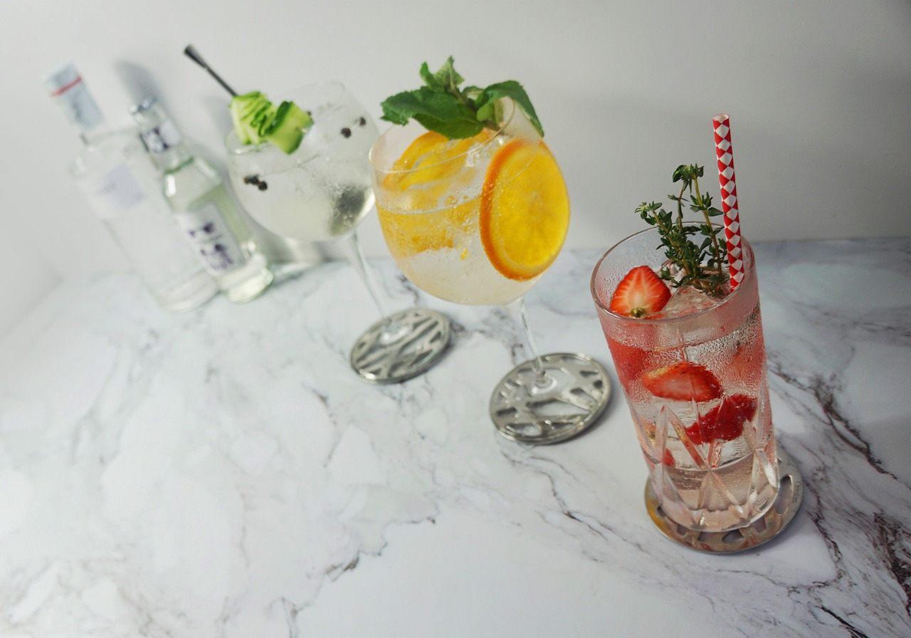 Bicchieri highball serviti con gin tonic