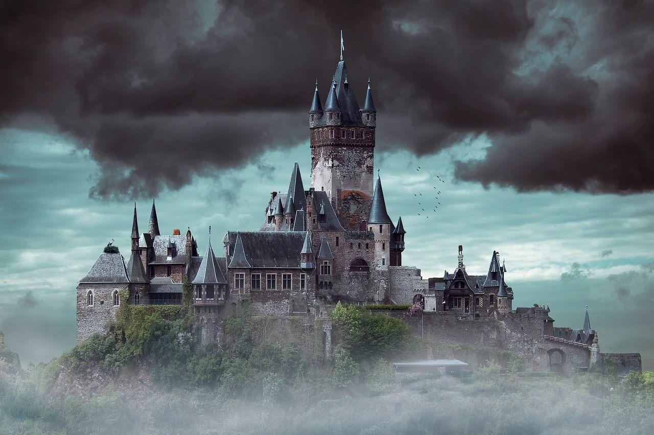 Castello gotico nella nebbia, ambientazione del romanzo Frankenstein di Mary Shelley
