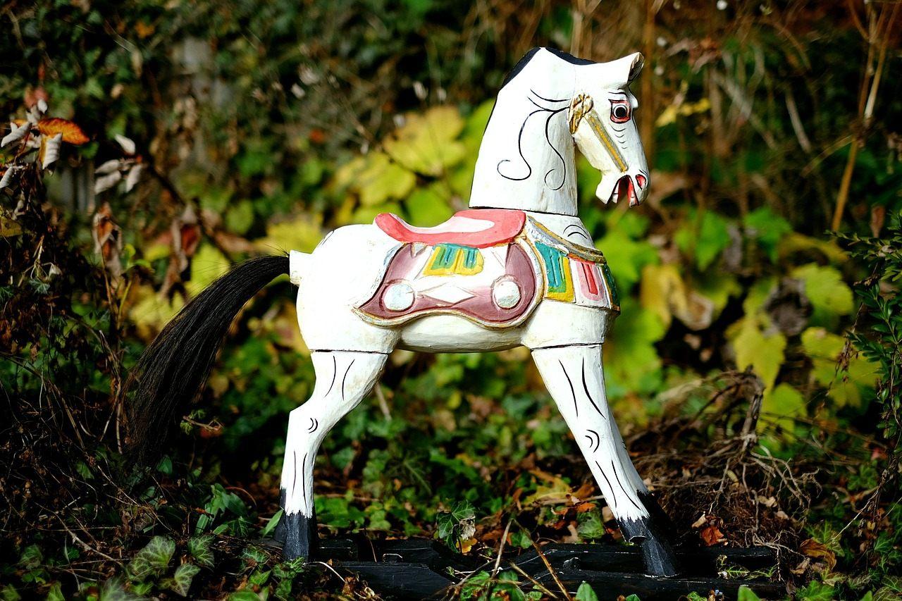 Cavallo a dondolo in legno, giocattolo tradizionale per bambini