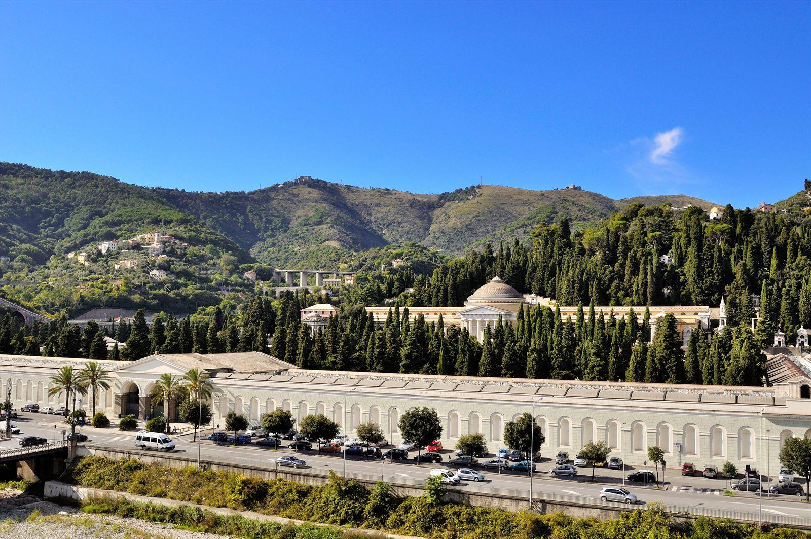 Cimitero monumentale di Staglieno a Genova, richiamo al tema dei Sepolcri di Foscolo