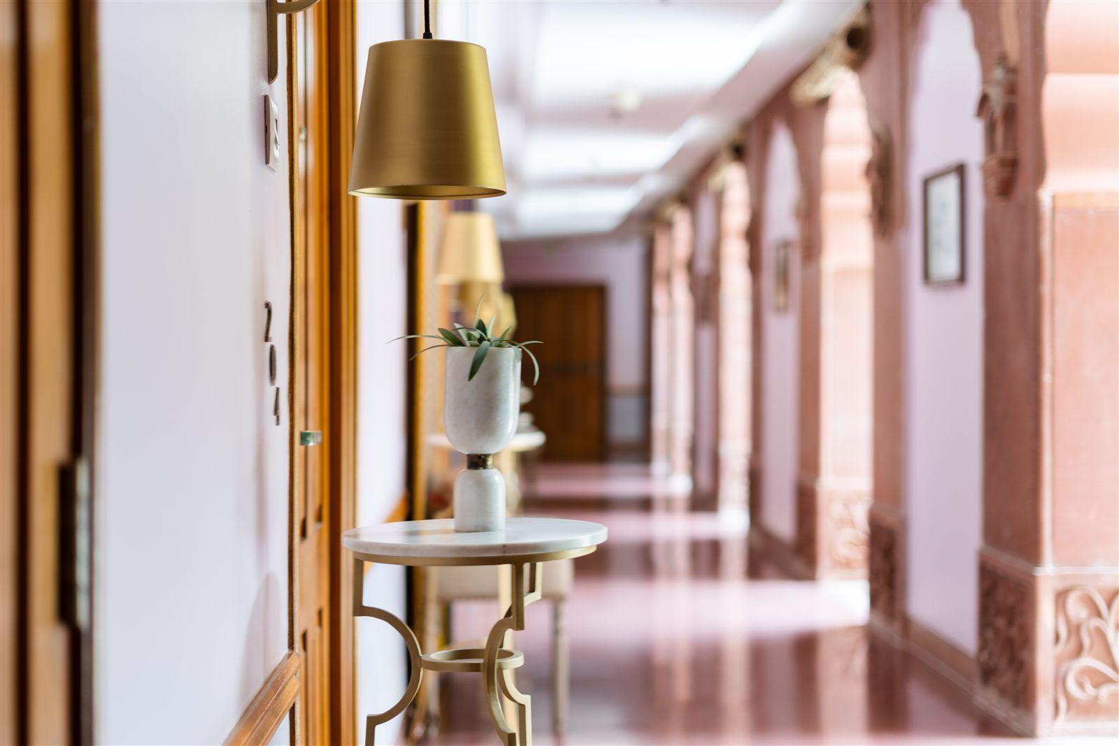 Corridoio vuoto di un grande albergo