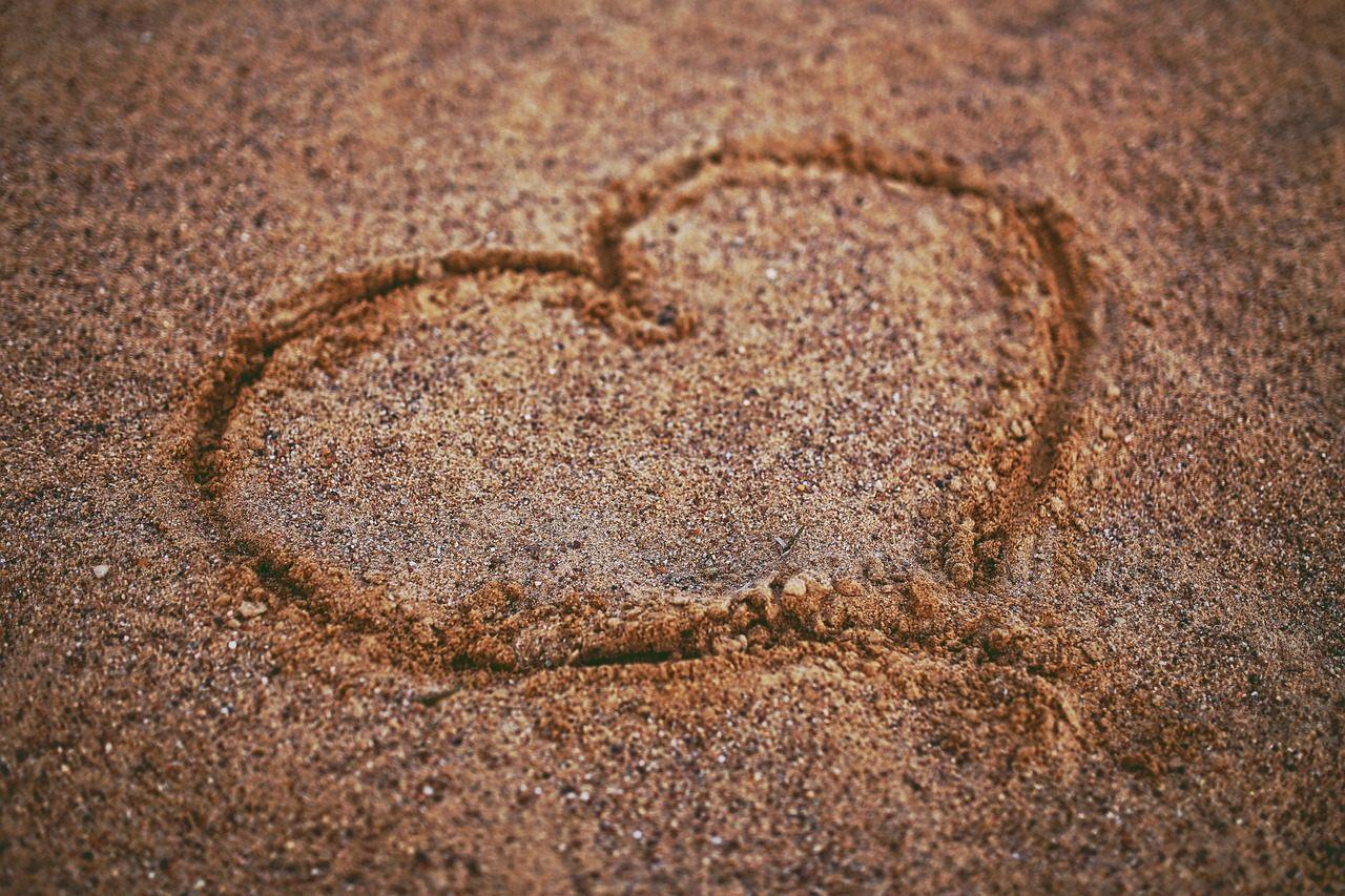 Cuore disegnato sulla sabbia, simbolo dell'ascolto attento e dell'empatia