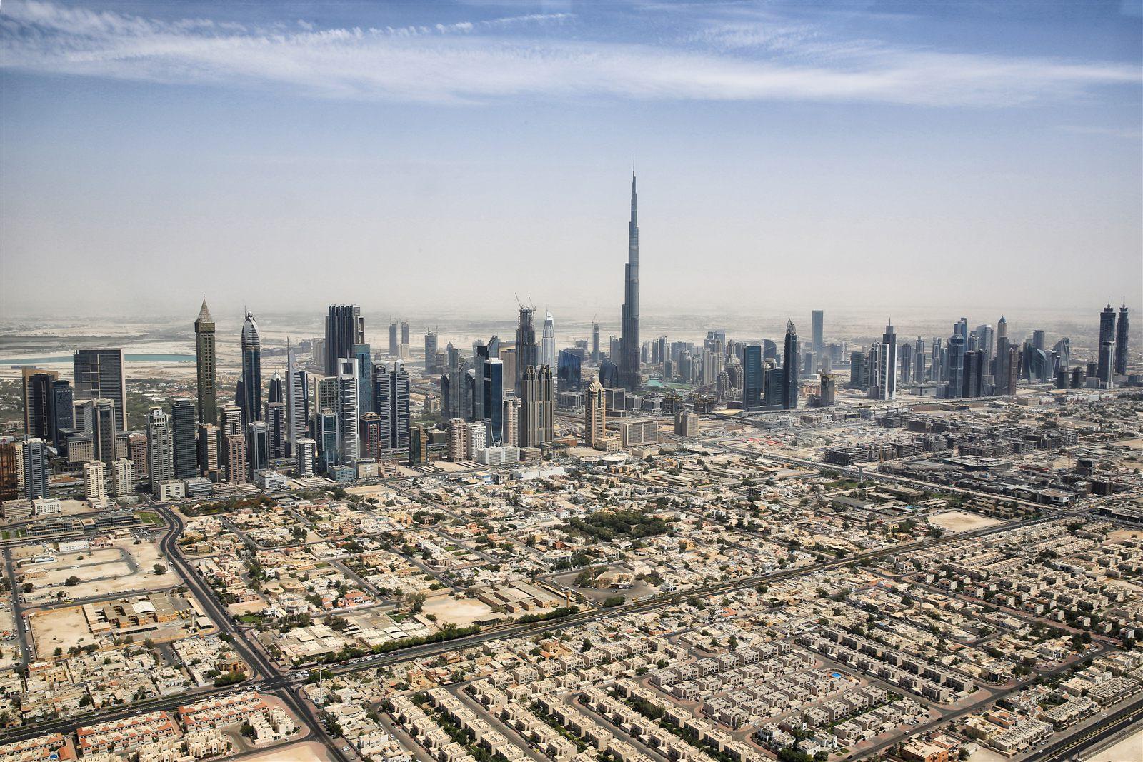 Skyline di Dubai con il Burj Khalifa, esempio di citt&agrave; moderna