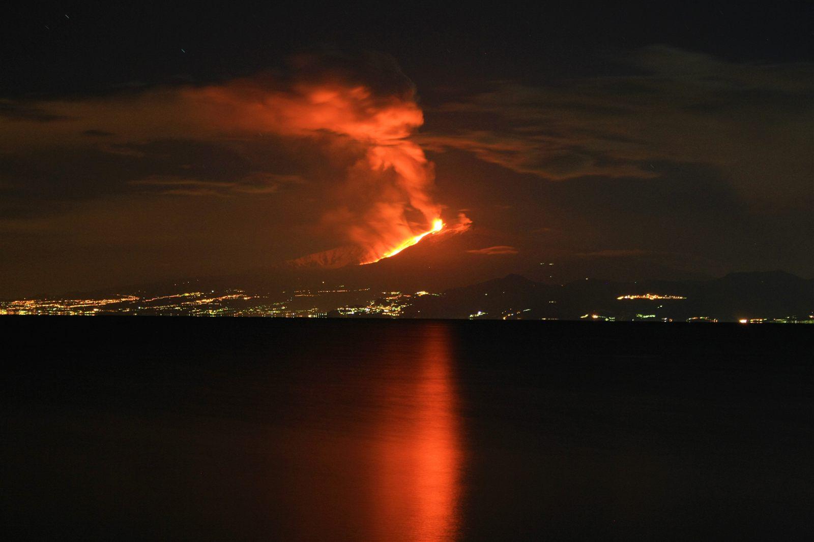 Eruzione dell'Etna, immagine simbolica del calore interno della Terra tra mantello e nucleo