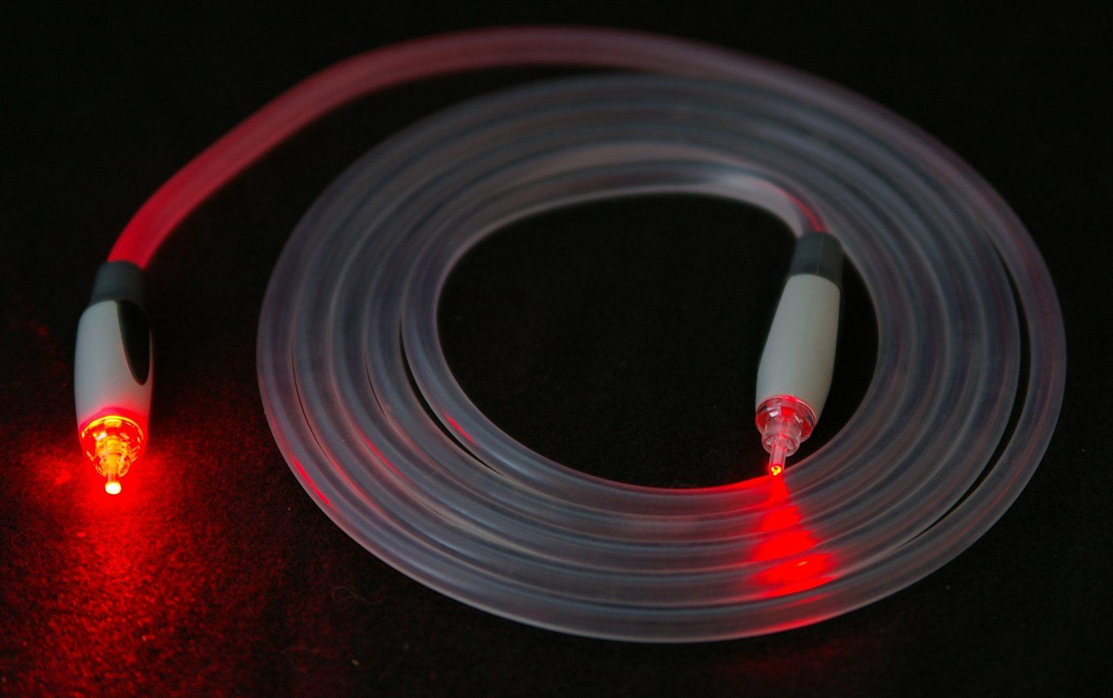 Fibra ottica illuminata da un raggio laser