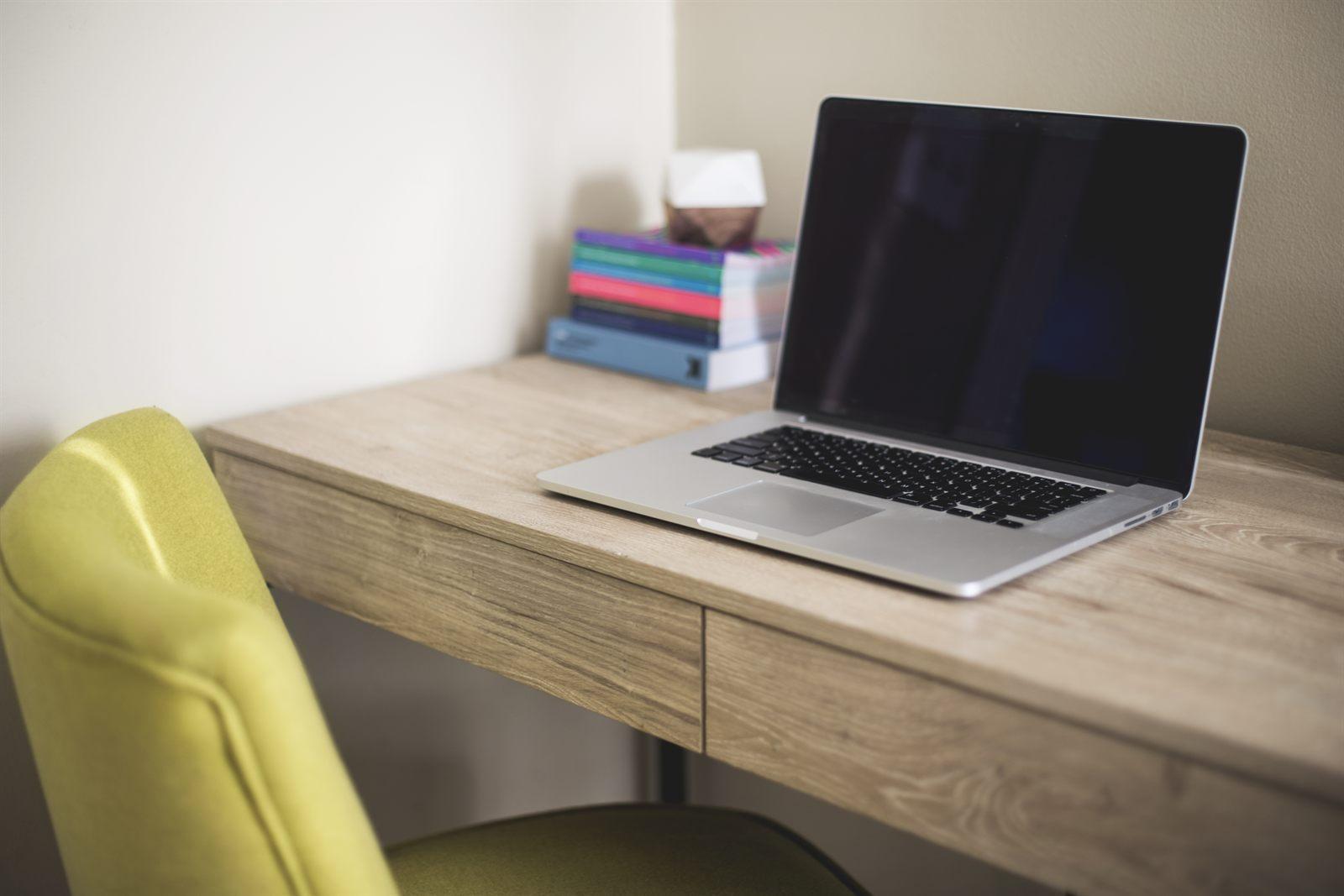 Laptop e libri per lo studio della grammatica italiana e delle frasi relative