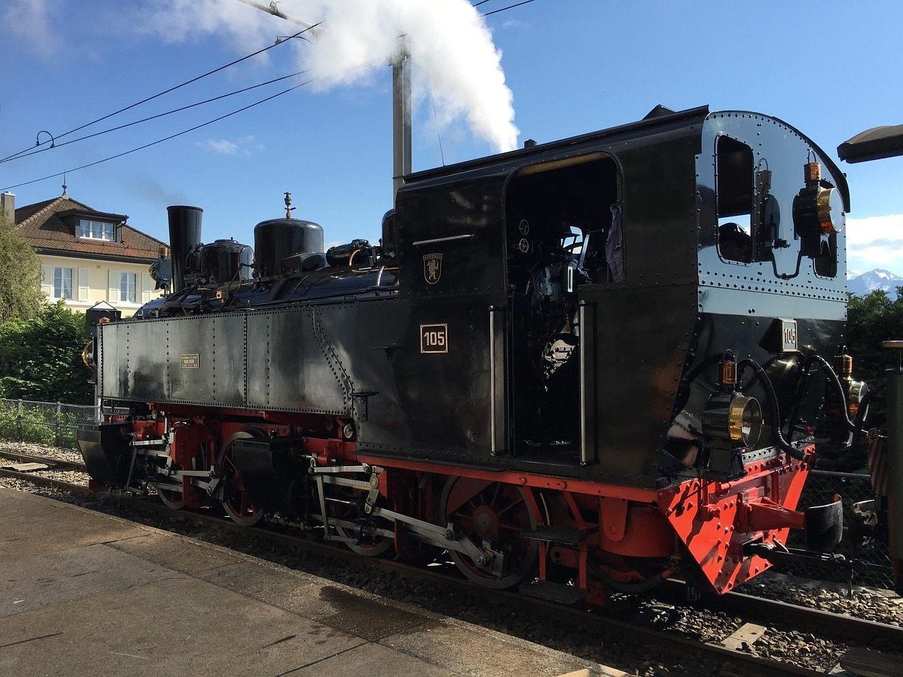 Locomotiva a vapore in stazione, richiamo al treno della novella Il treno ha fischiato di Pirandello