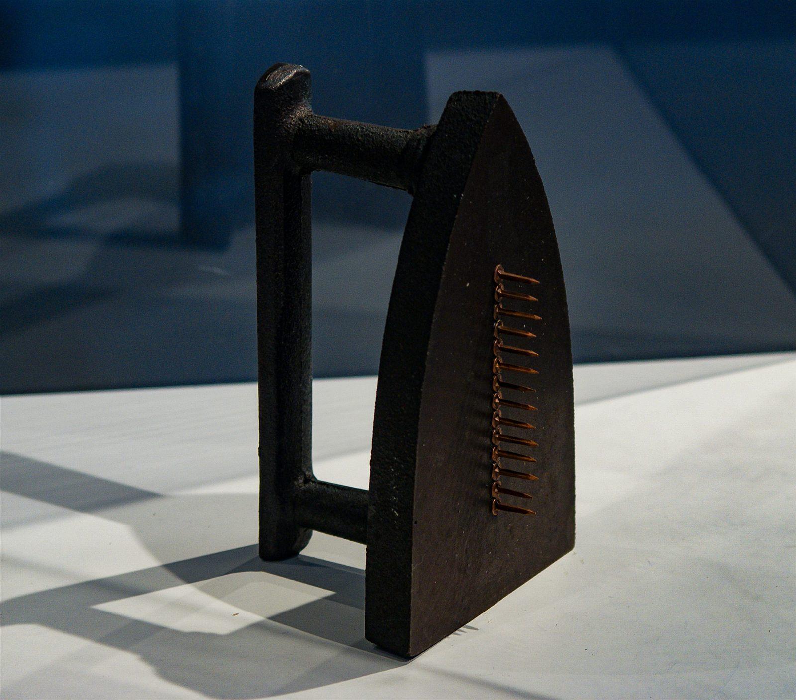 Le Cadeau di Man Ray, ferro da stiro con chiodi, opera simbolo del Dadaismo